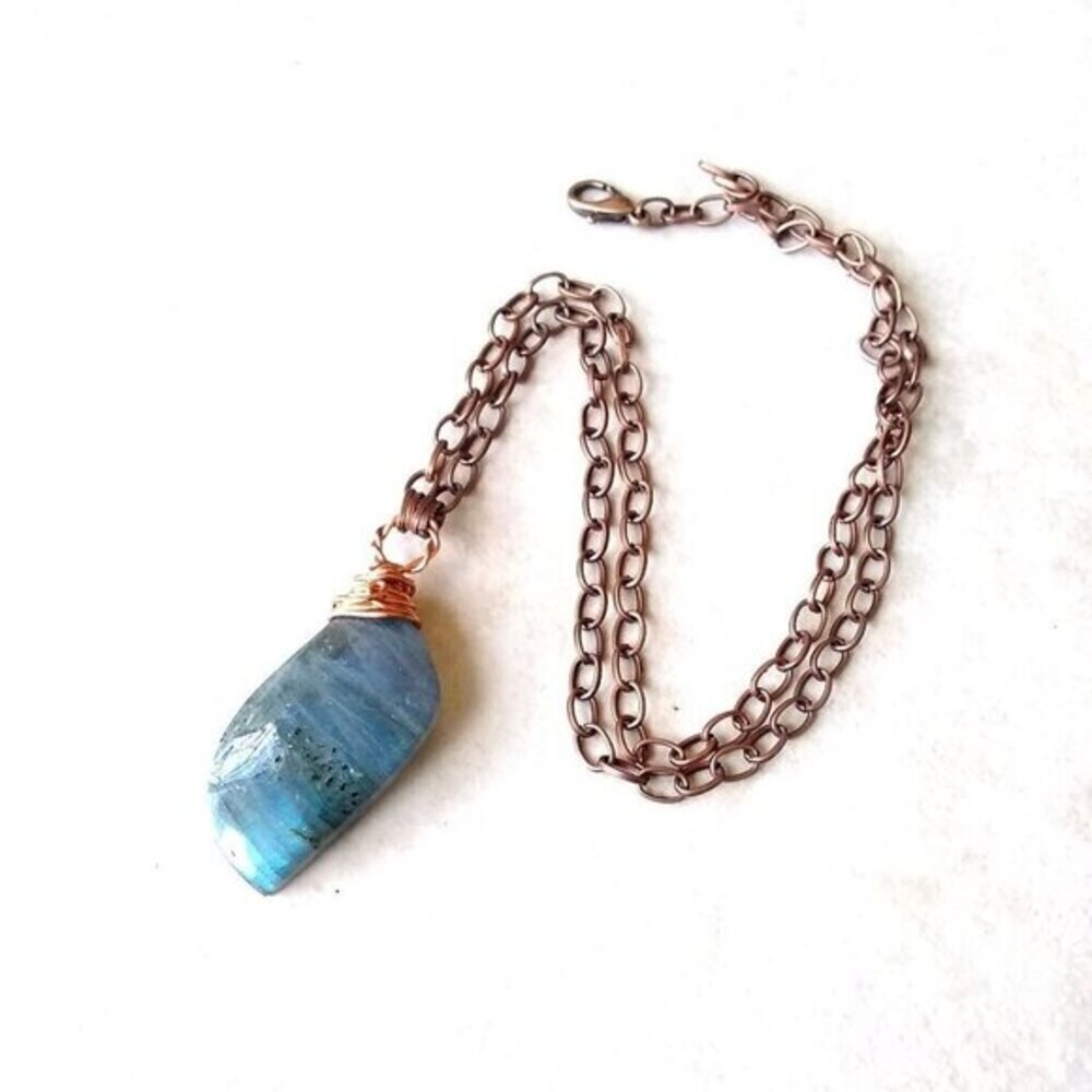 Minimalist Wire Wrapped Labradorite with Noticeable Blue Flash. 22" Copper Chain